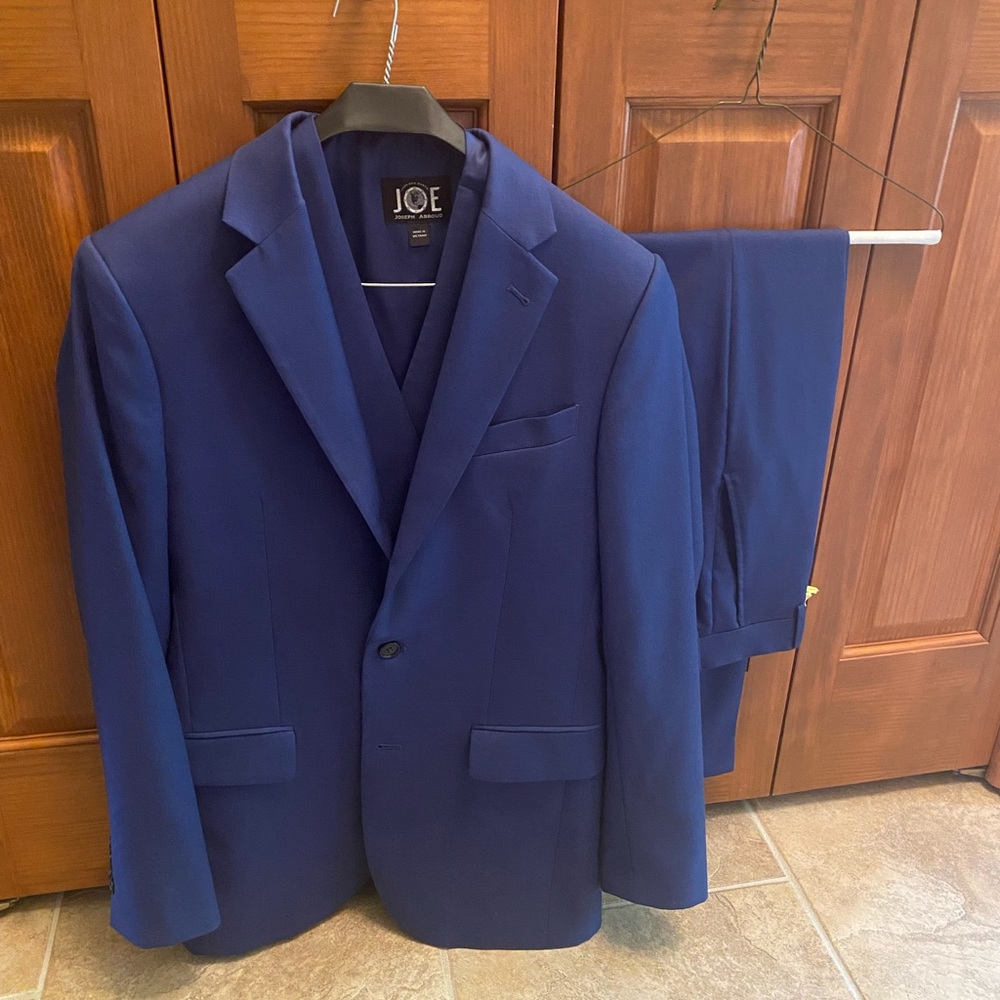Joseph Abboud 3 Piece Suit. Navy blue, Jacket 38 Long, Pans size 30